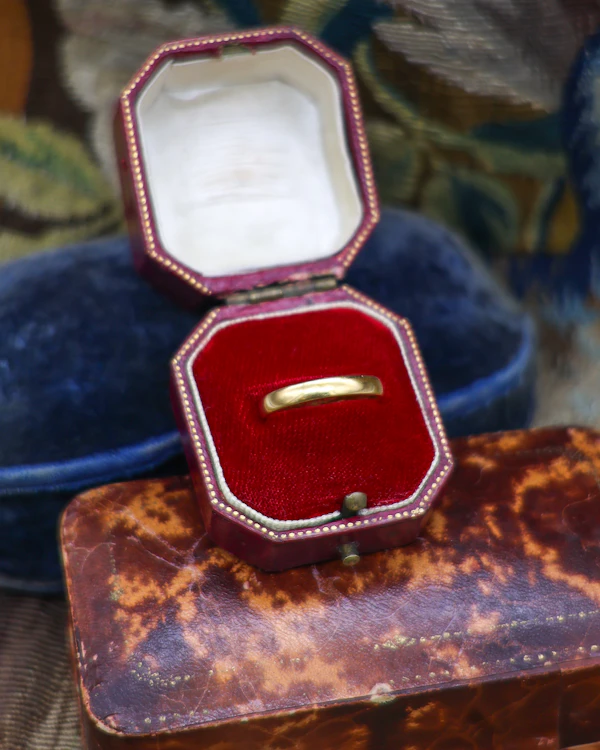 Downstairs at Grays: A very fine 22 ct, Yellow Gold Wedding Ring, weighing 2.3 gr and currently sized to N 1/2, Hallmarked Chester England 1933. - image 2