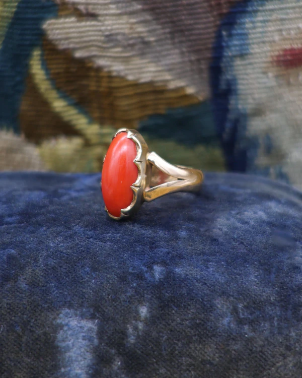 Downstairs at Grays: 18 Ct. Yellow Gold (Tested) French (Marks) Coral ring Circa 1900 - image 2