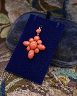 Downstairs at Grays: A very fine 15 ct Yellow Gold (tested) Natural Coral Pendant in the Quatrefoil style . Circa 1900