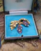 Downstairs at Grays: A very fine Ruby, Sapphire & Diamond Vine Brooch set in 18 carat White & Yellow Gold, Circa 1950 - image 5