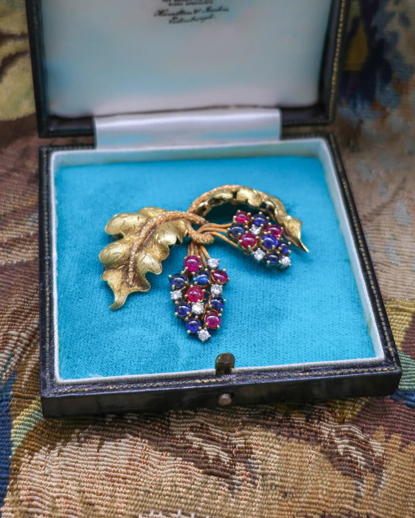 Downstairs at Grays: A very fine Ruby, Sapphire & Diamond Vine Brooch set in 18 carat White & Yellow Gold, Circa 1950 - image 5