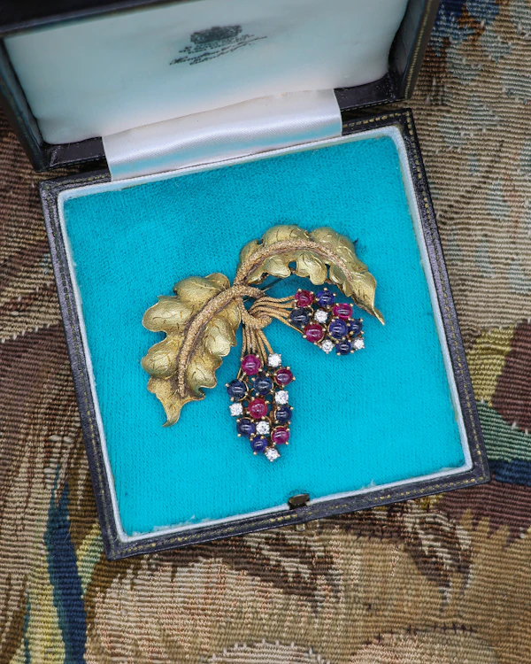 Downstairs at Grays: A very fine Ruby, Sapphire & Diamond Vine Brooch set in 18 carat White & Yellow Gold, Circa 1950 - image 4