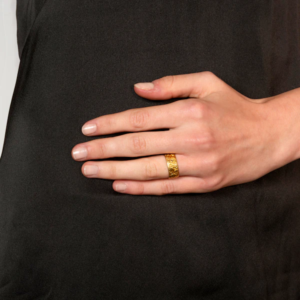 Vintage 22ct Gold Floral Engraved Cigar Band Ring - image 2