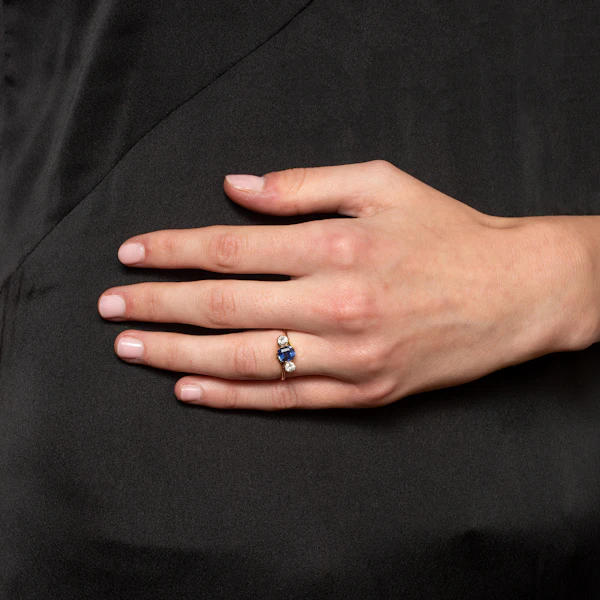 18ct Gold Sri Lankan Sapphire and White Sapphire Crossover Ring, Spectrum Antiques - image 2