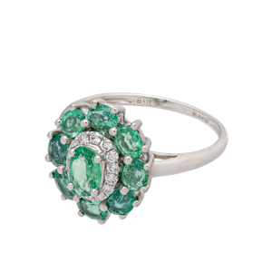 Oval emeralds ring