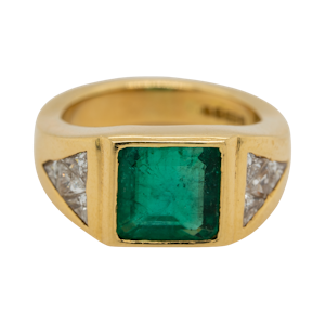 1960s Emerald and diamond ring with triangular diamond shoulders