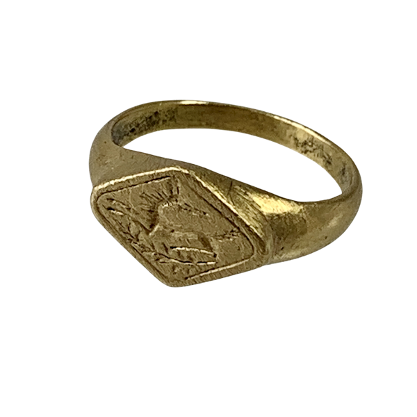 Late Roman gold ring with engraved stag - image 1