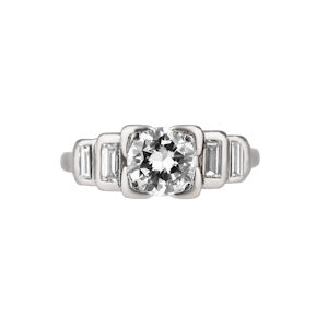 Art Deco diamond ring with rectangular centre, flanked by 2 baguettes each side