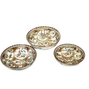 Set of three Japanese Kutani bowls decorated with Samurai