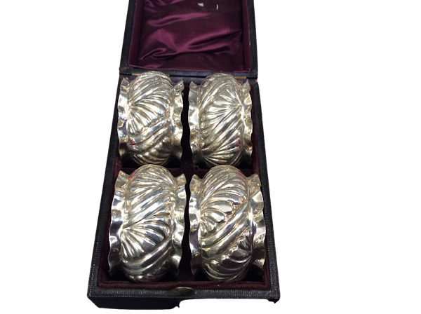 A boxed set of napkin rings - image 1