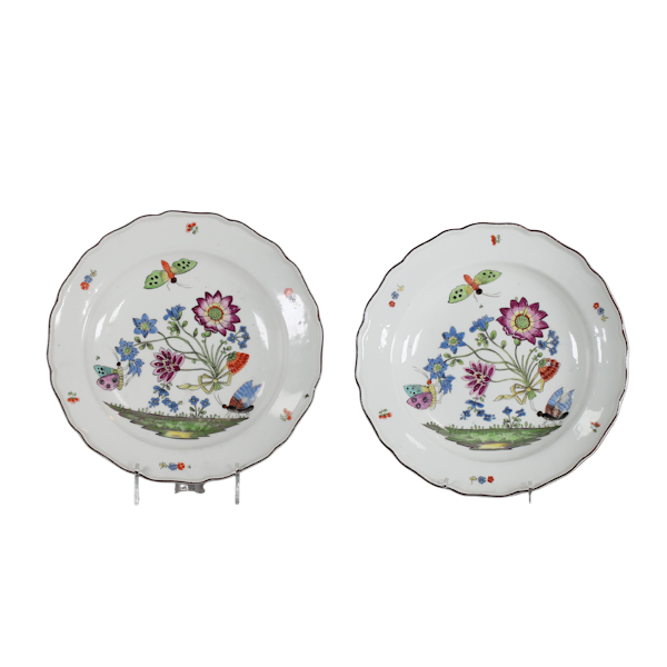 Pair of Meissen Porcelain 'Bienenmuster' soup plates, circa 1740 - image 1