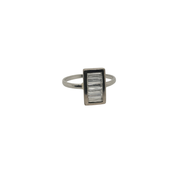 Baguette diamond ring set in 18ct white gold - image 1