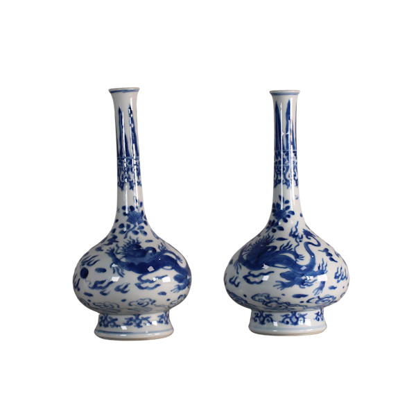 Pair of Chinese blue and white porcelain vases, Kangxi (1662-1722) - image 1