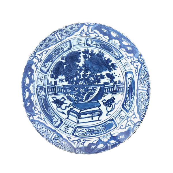 A LARGE AND IMPOSING CHINESE BLUE AND WHITE 'KRAAK PORSELEIN KLAPMUTS' SHALLOW BOWL - image 1