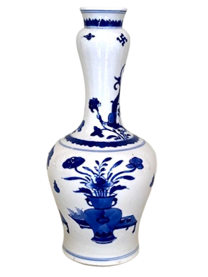 AN UNDERGLAZE BLUE AND WHITE BOTTLE- SHAPED BOTTLE VASE