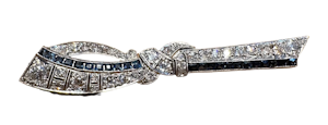 AN ART DECO SAPPHIRE & DIAMOND BROOCH