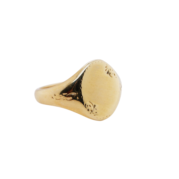 Edwardian 18 ct. gold oval signet ring with engraved shoulders - image 1