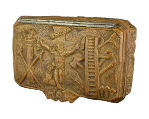 Boxwood snuff box carved with the crucifixion. German, 18th century.