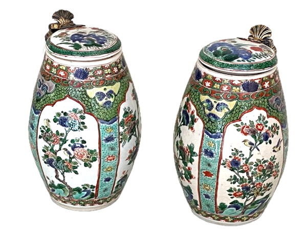 A PAIR OF CHINESE FAMILLE VERTE BARREL SHAPED TANKARDS AND COVERS - image 1