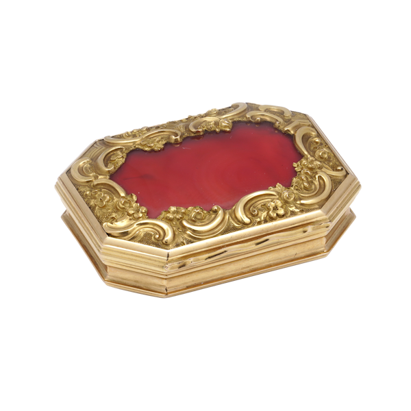 Antique yellow gold carnelian snuff box - image 1