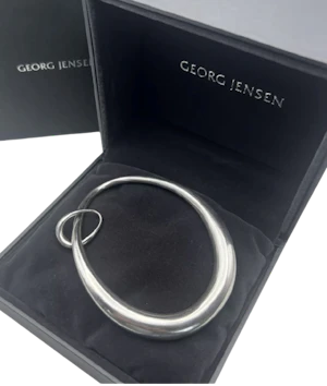 Georg Jensen Offspring bangle Jacqueline Rabun. Sterling silver. Mark Constable Unit 301