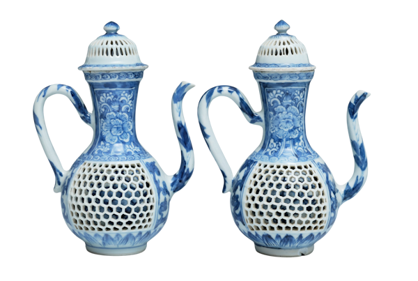 A pair of blue and white double-walled reticulated ewers and covers of slender form, Kangxi(1662-1722) - image 1