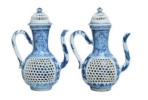 A pair of blue and white double-walled reticulated ewers and covers of slender form, Kangxi(1662-1722)