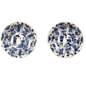 Pair of Chinese blue and white lobed dishes Kangxi(1662-1722)