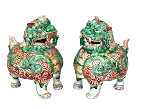 A PAIR OF FINE AND RARE CHINESE FAMILLE VERTE LUDUAN EWERS
