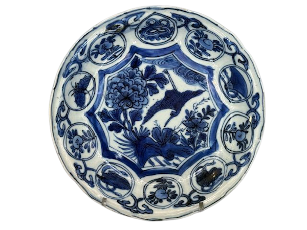 A CHINESE BLUE AND WHITE ‘KRAAK’ DISH - image 1