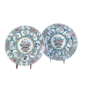 Pair of Chinese famille-verte chargers, Kangxi (1668-1722),