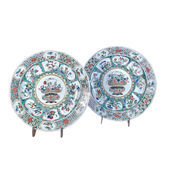 Pair of Chinese famille-verte chargers, Kangxi (1668-1722), - image 1