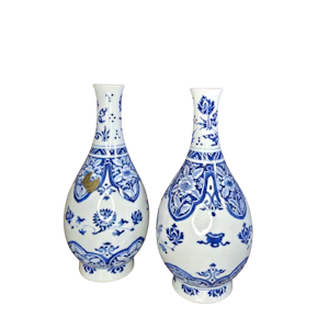 Pair of Kangxi(1662-1722) blue and white pear shape blue and white vases