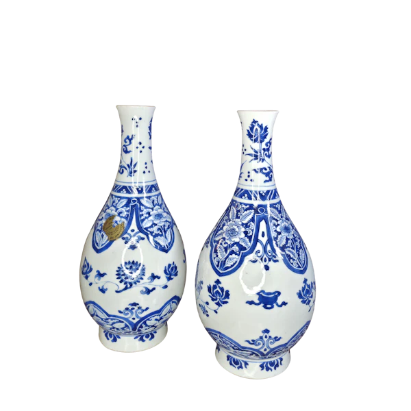 Pair of Kangxi(1662-1722) blue and white pear shape blue and white vases - image 1