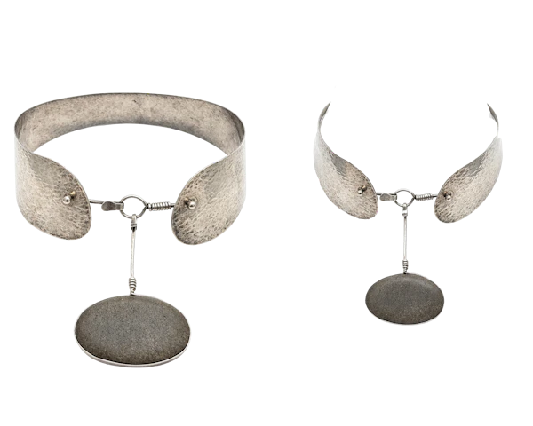 Rare Vivianna Torun Bülow-Hübe Hammered Silver Neck Collar with Beach Stone Pendant, Biot, France, circa 1958–1965. Mark Constable Unit 301 - image 1