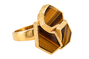 A Stylish Retro 1970’S ring in Tiger’s eye and 18ct Yellow Gold